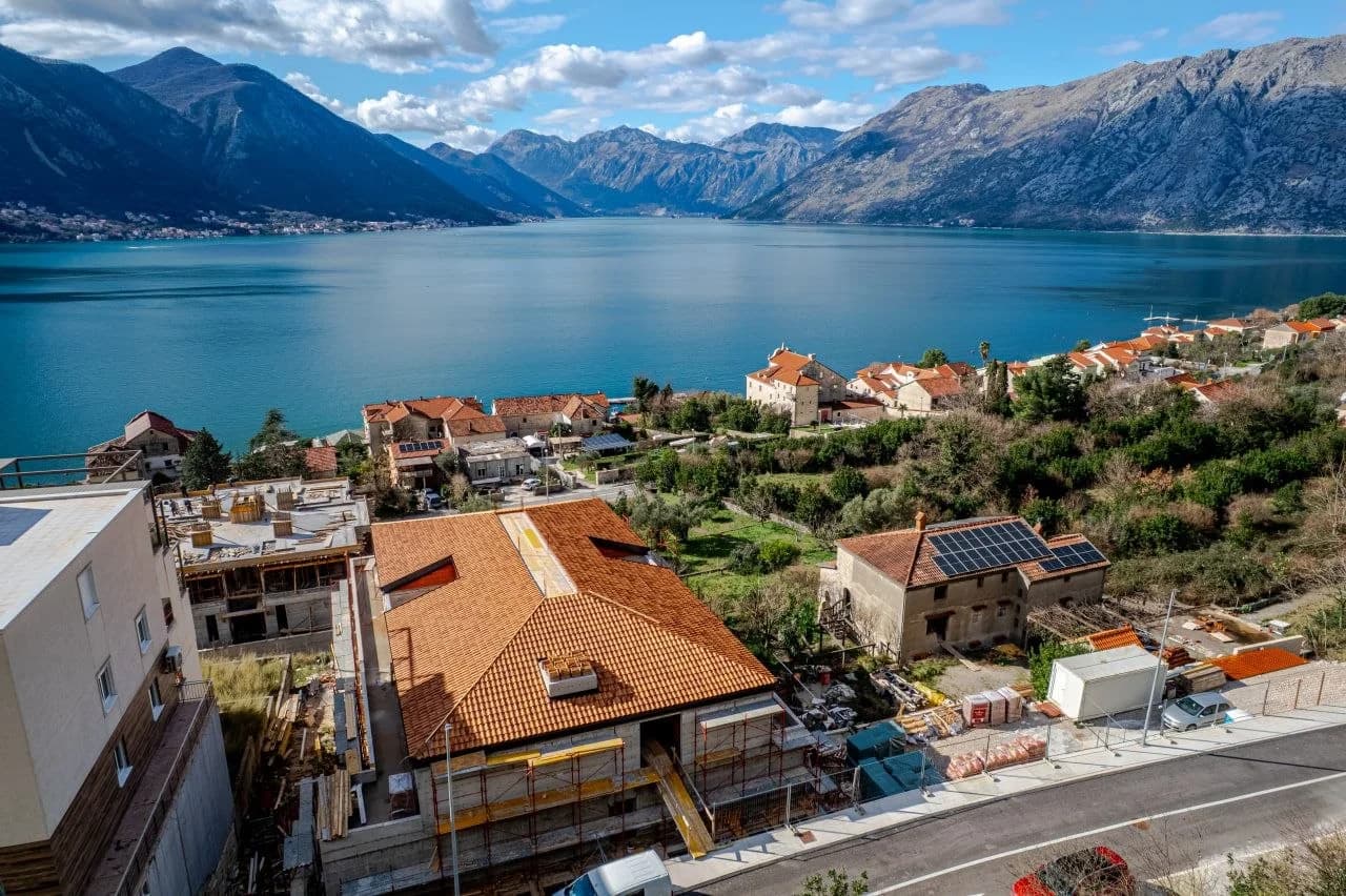 Penthaus Palace Bay: Luksuzni dupleks sa zelenom terasom u srcu Dobrote