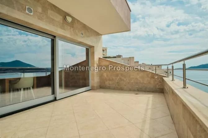 Penthause na prvoj liniji do mora, Rafailovići