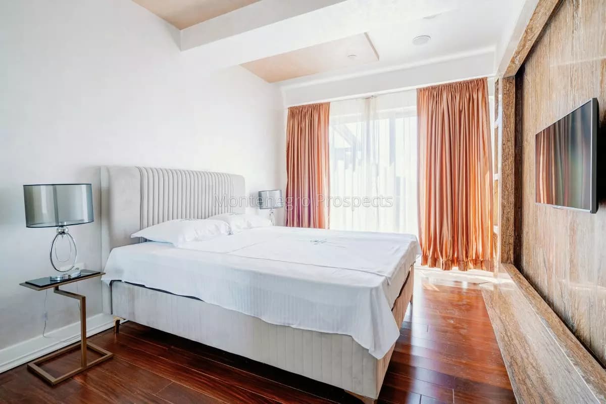 Penthouse sa bazenom na krovu, 200m od mora u Budvi