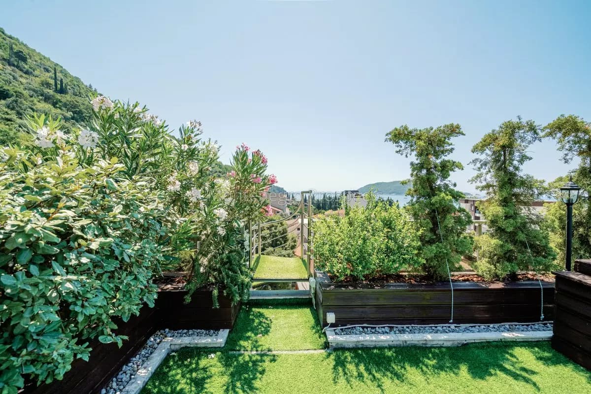 Penthouse sa bazenom na krovu, 200m od mora u Budvi