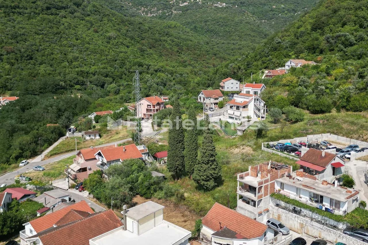 Plot in a phenomenal location in the quiet neighborhood of Tomičići above Tivat, with a view of the Boka Bay
