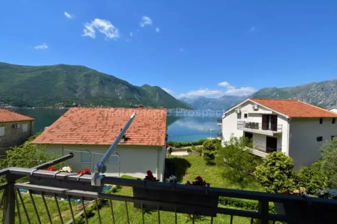 Predivna porodicna vila u Dobroti sa velikim uređenim placem, na drugoj liniji od mora, Kotor