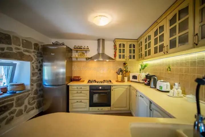 Prelijepo renovirana stara kamena kuća u mirnom dijelu Luštice