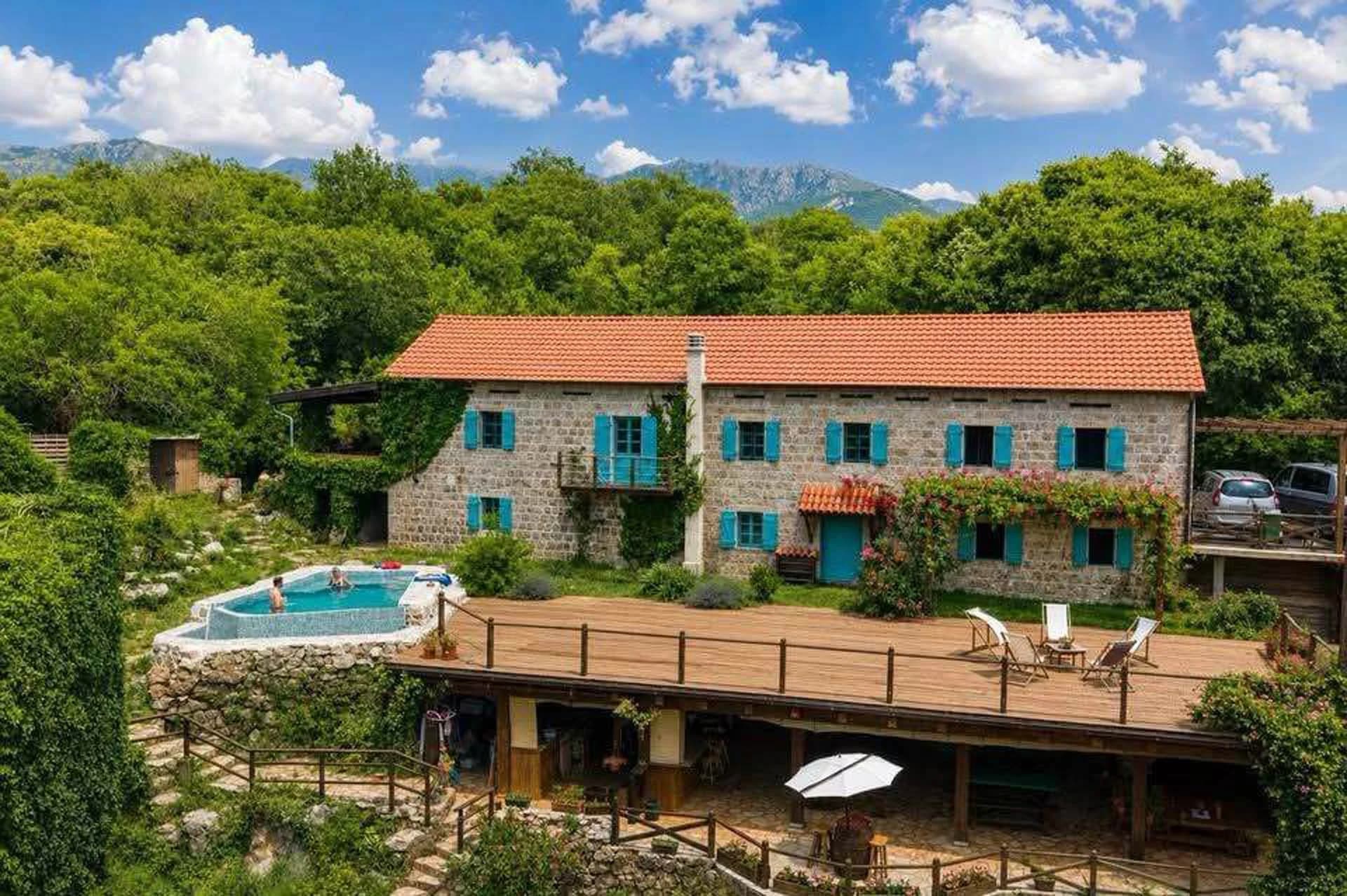 Prodaja: Autentično Mediteransko Eko-Imanje & Razrađen Turistički Kompleks