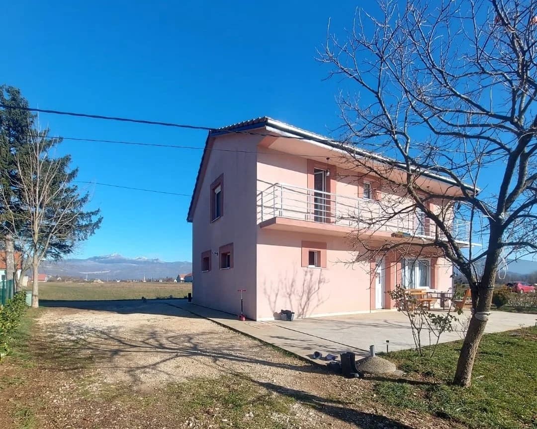 PRODAJA – Kuća (140m2) + Plac (900m2) + Dodatno zemljište (1.644m2), Nikšić, Miločani – 150.000€