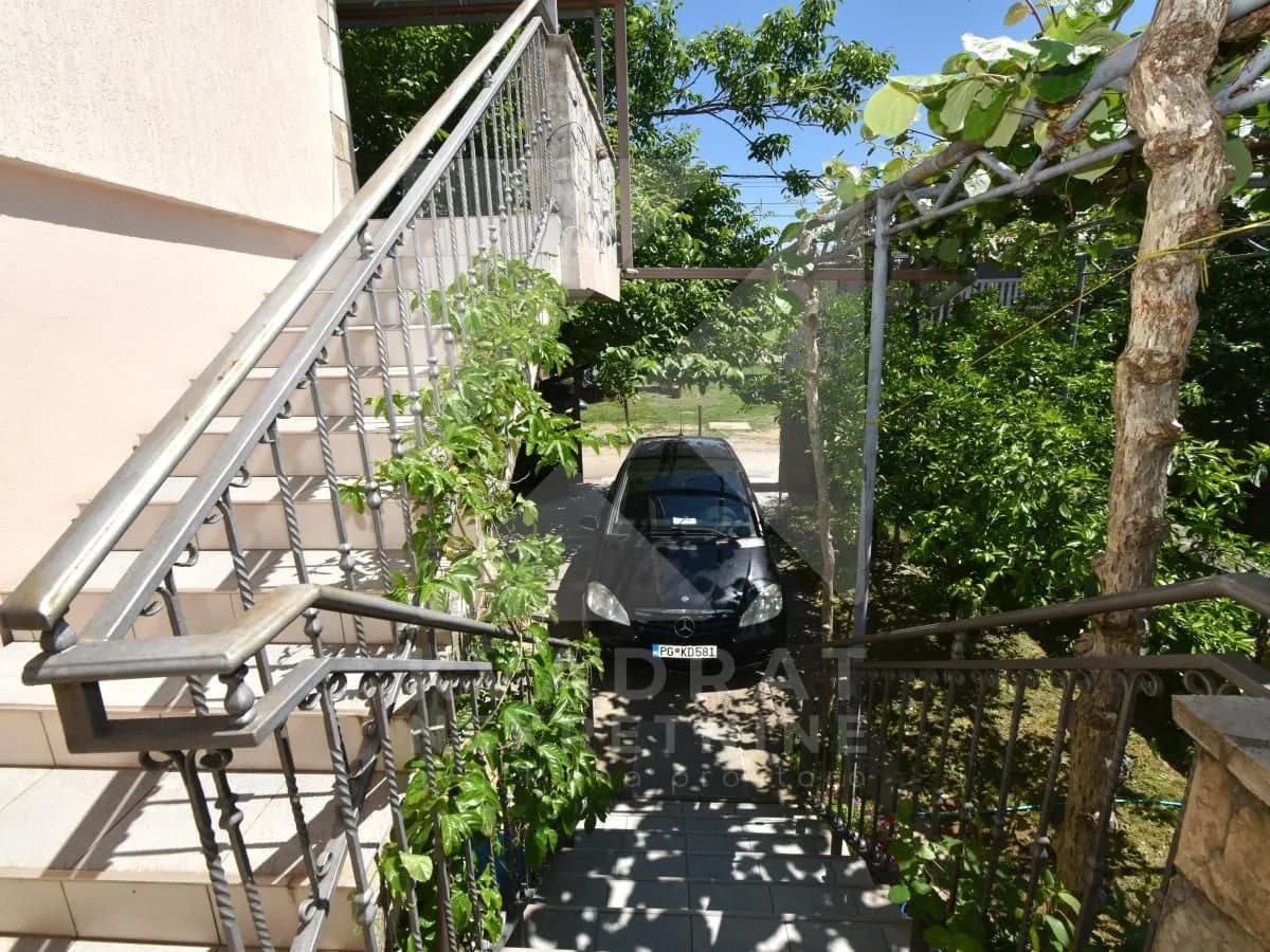 Prodaja, kuća, 302m², Zlatica, Podgorica