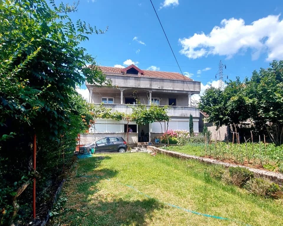 PRODAJA – Kuća (98m2) + Plac (561m2), Nikšić, Grebice – 150.000€