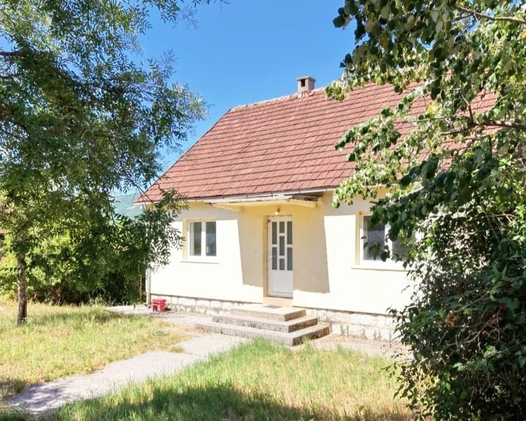 PRODAJA – Kuća (98m2) + Zemljiste (1603m2), Nikšić, Vidrovan – 66.000€