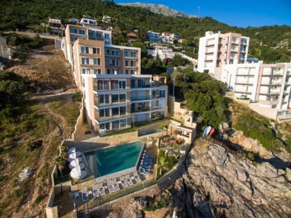Prodaje se dvosoban stan u prvom redu do mora 'Your Home Complex'