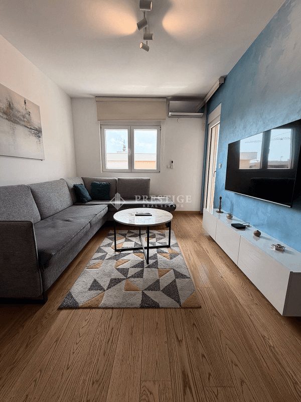 Prodaje se namješten jednosoban stan površine 48m² u stambenom kompleksu New City, u okviru City Kvarta, u Zgradi Kips Gradnje.