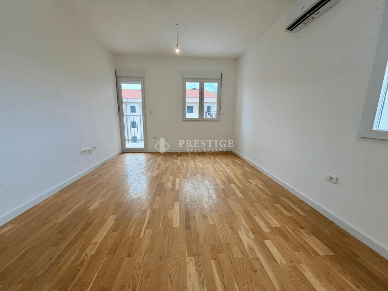 Prodaje se nenamješten dvosoban stan površine 55m² na Zabjelu, u Ulici Iva Vizina, u novoizgrađenoj zgradi investitora Engineering Company.