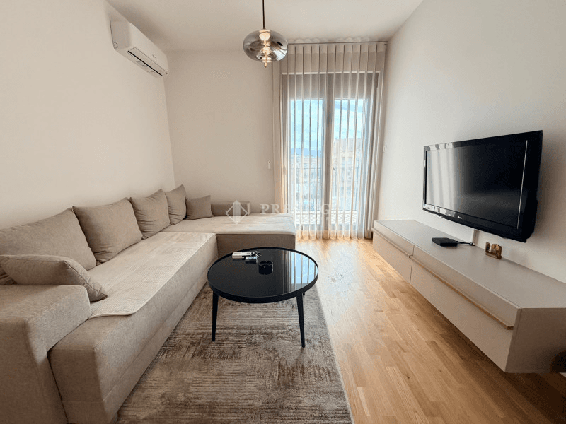 Prodaje se nov, neuseljavan jednosoban stan površine 39m² u Tološima, u stambenom kompleksu Family Residence, investitora Kips Gradnja.