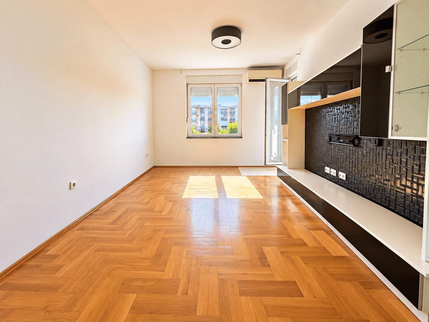Prodaje se polunamješten trosoban stan površine 89m² na Tuškom putu, u zgradi investitora Cijevna Komerc.