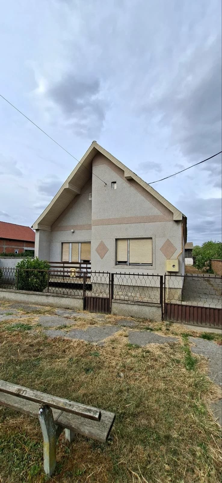 Prodajem kucu u centru Jarkovca