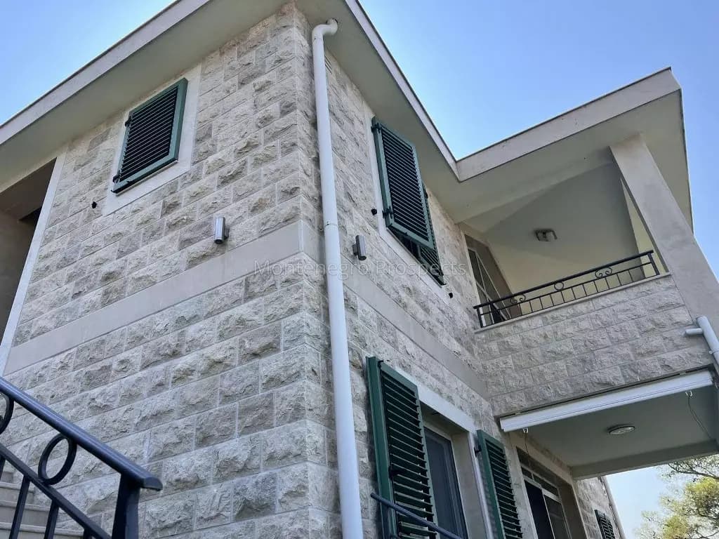 Prostran dvosoban stan na prodaji u Marićima, Tivat