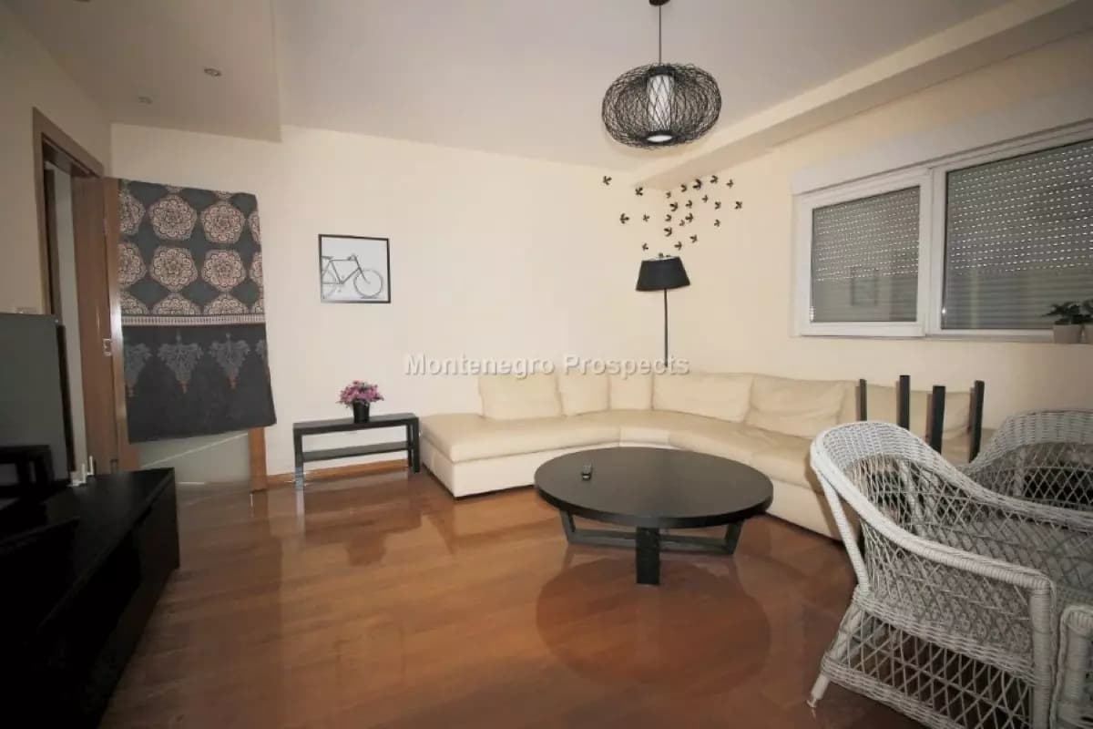 Prostran stan sa velikom terasom i odličnom lokacijom, Bar