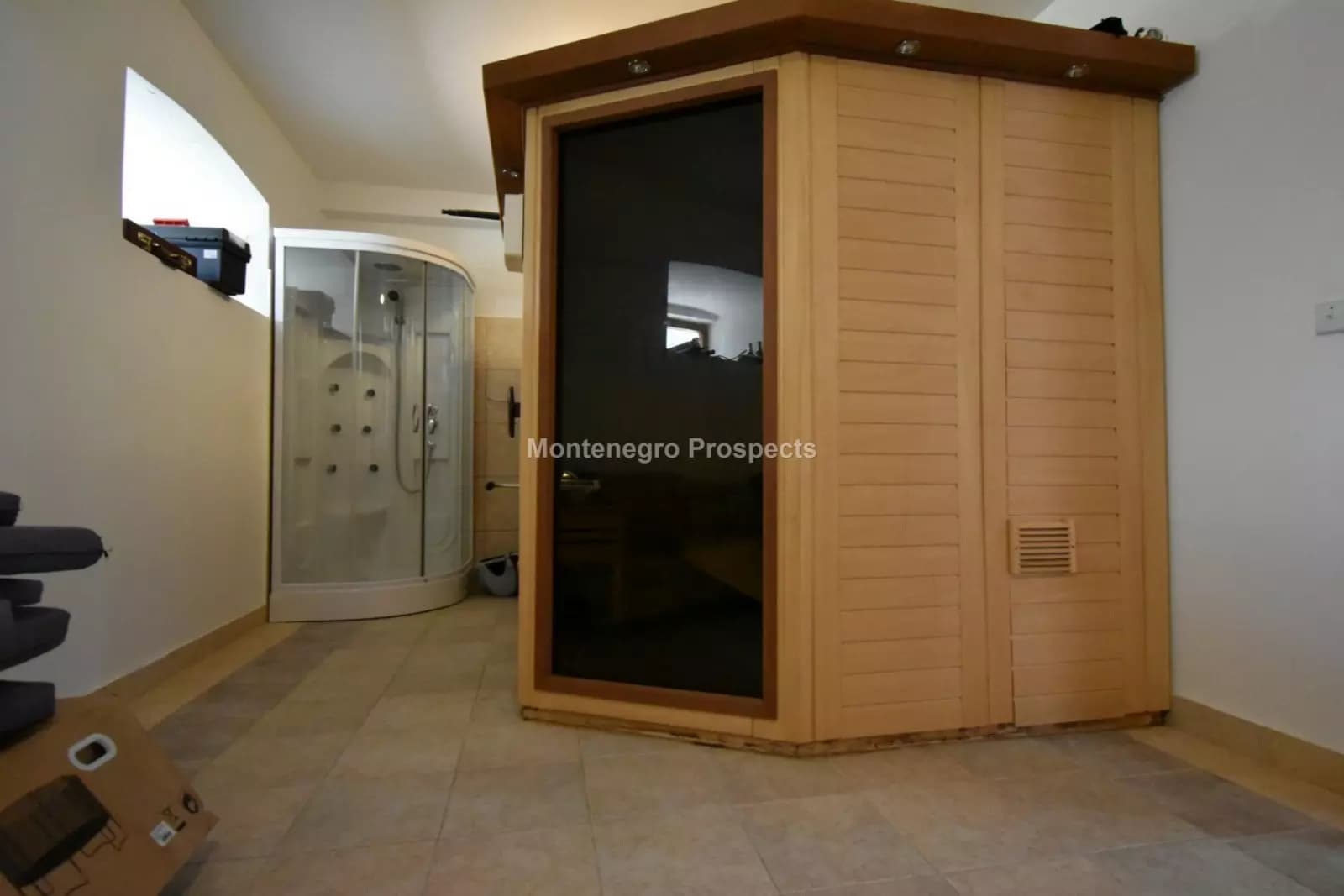 Prostrana kamena vila nedaleko od mora, Stoliv