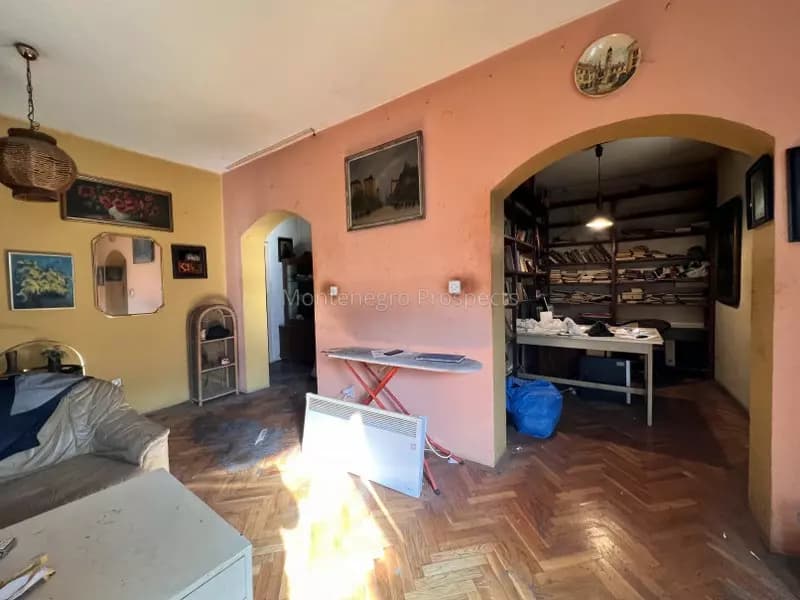 Prostrana kuca sa gradjevinskim zemljistem na atraktivnoj poslovnoj lokaciji na Igalu, Herceg Novi