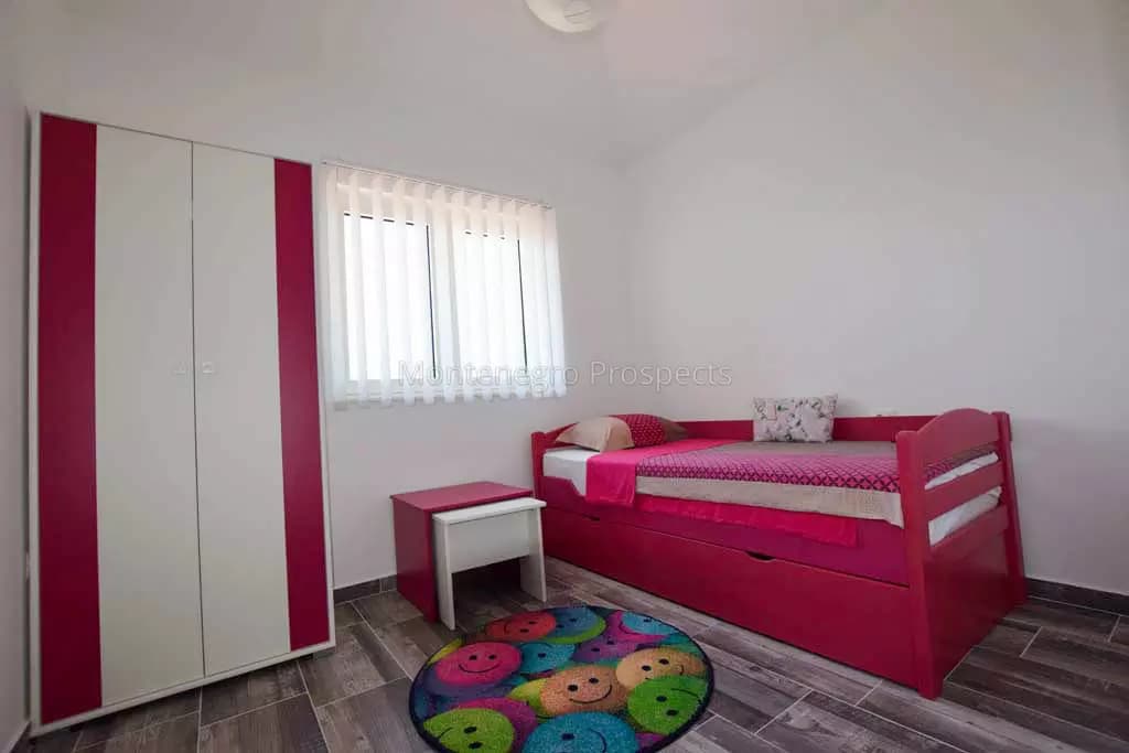 Prostrana obiteljska kuća s velikom terasom i pogledom na more, Dub - Kotor