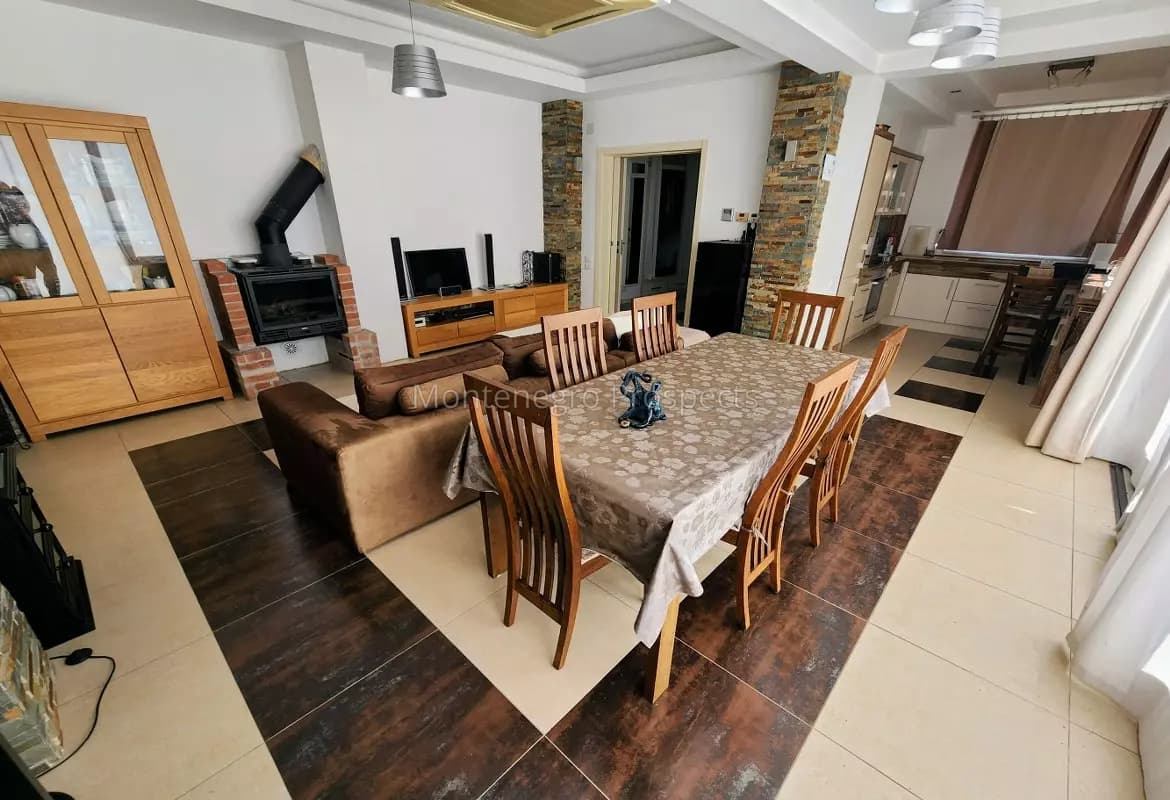 Prostrana vila na prestižnoj Budvanskoj rivijeri iznad Svetog Stefana