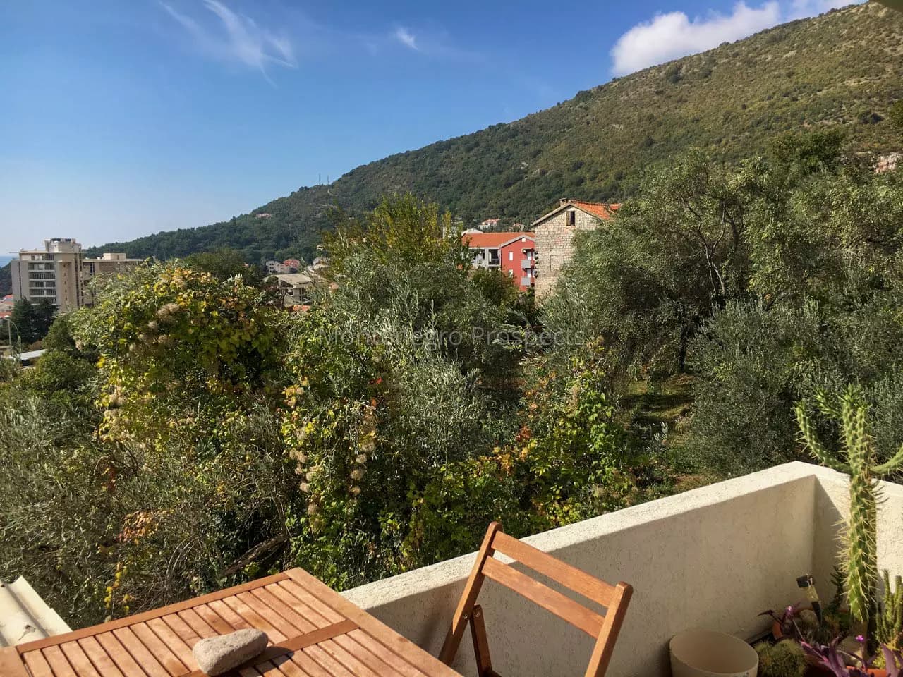 Prostrani dupleks sa pogledom na more u Petrovcu