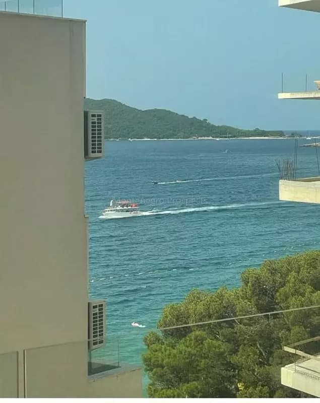 Prostrani i luksuzno opremljen studio apartman u Conda Hotelu, smješten na prvoj liniji mora u Rafailovićima