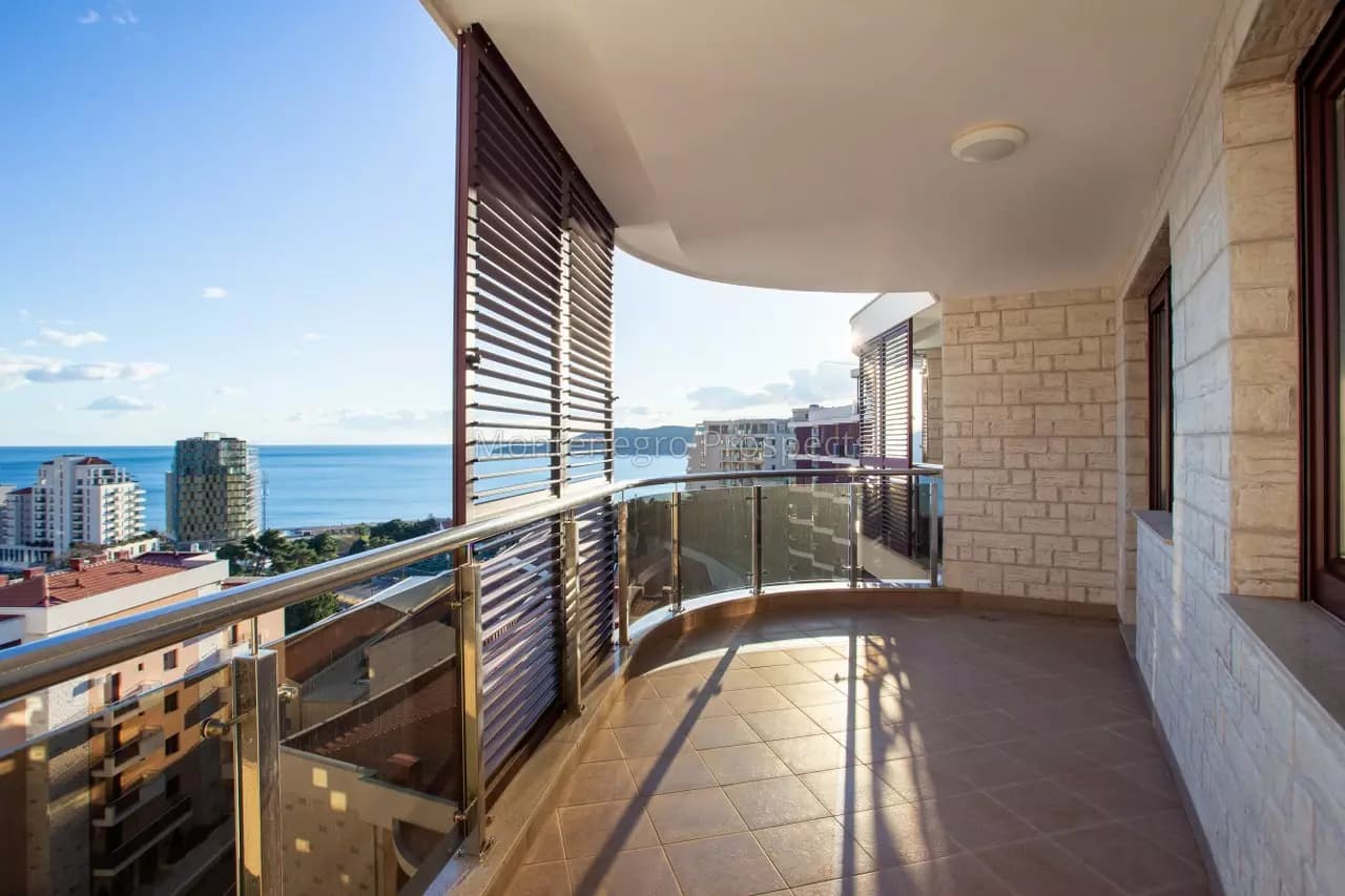 Prostrani stan u kompleksu sa pogledom na more, Bečići