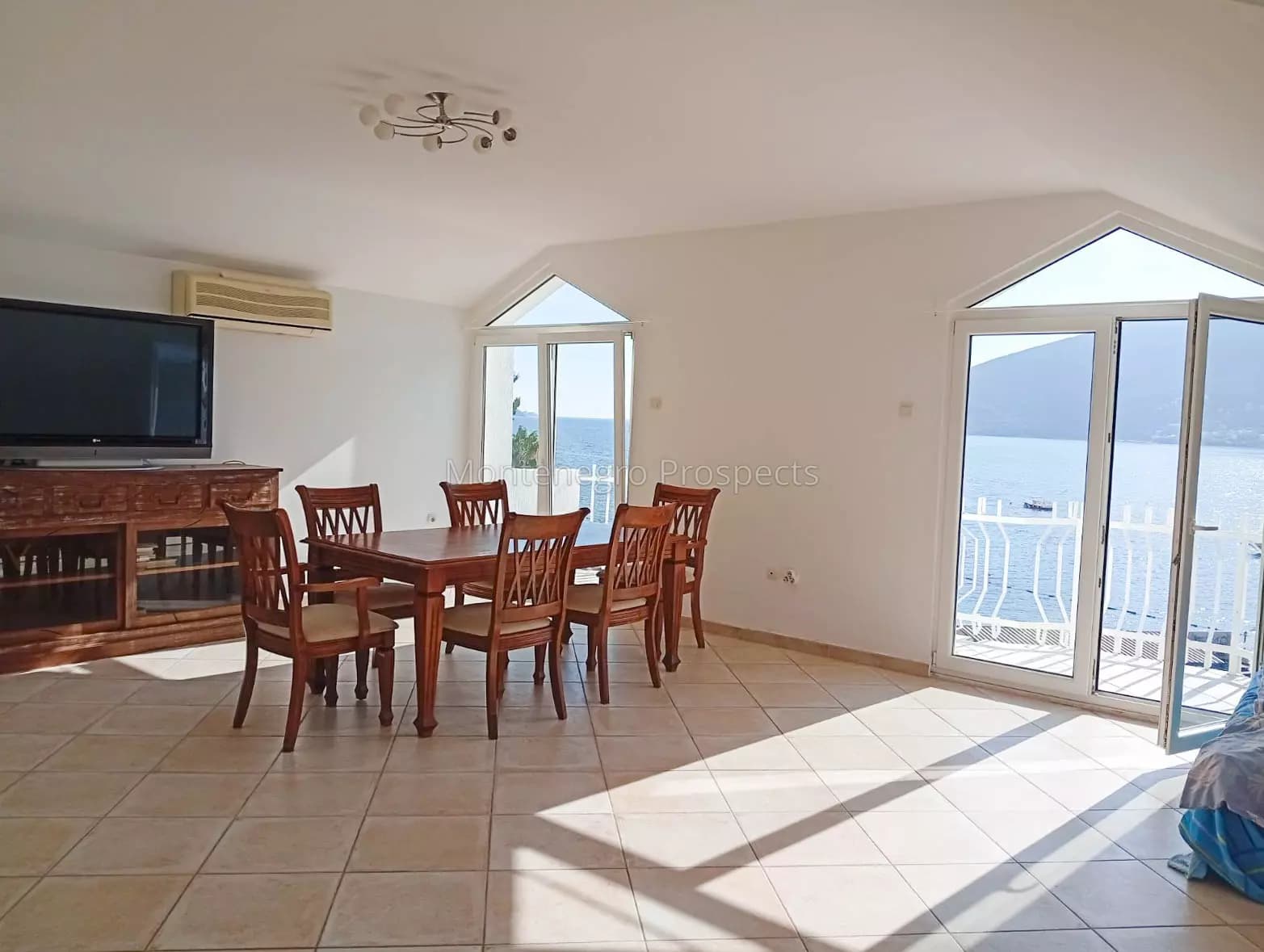 Renoviran i svijetao trosoban stan na šetalištu uz more, Herceg Novi