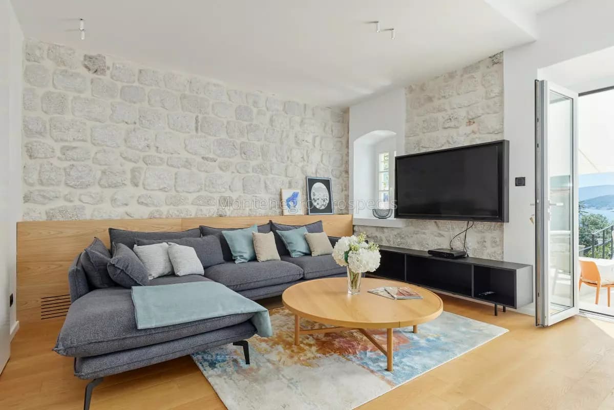 Renovirana kamena dvojna kuća sa lijepim pogledom, Perast, Kotor