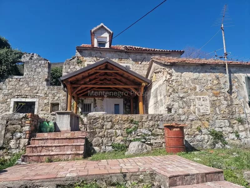 Renovirana kamena kuća u Bijeloj sa otvorenim pogledom na more