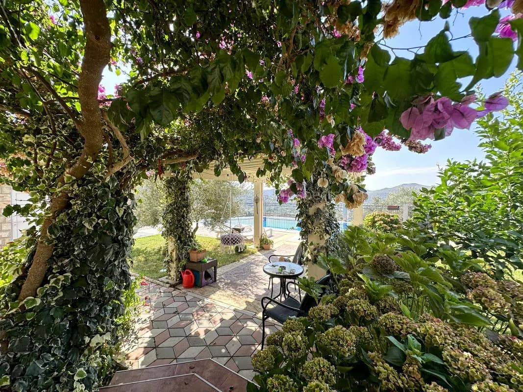 Renovirana kuća sa bazenom, Stari Bar