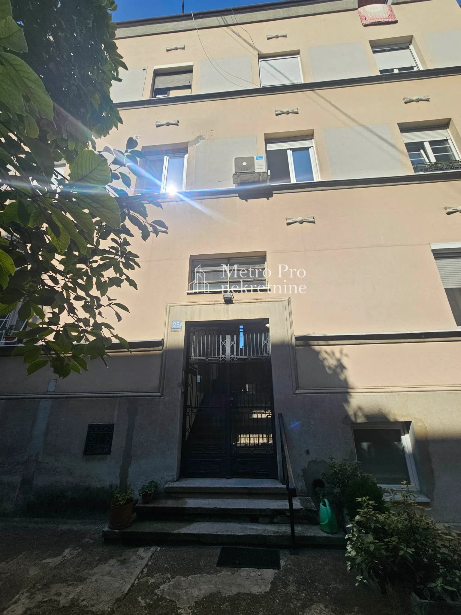Salonski stan u Molerovoj - između Krunske i Njegoševe