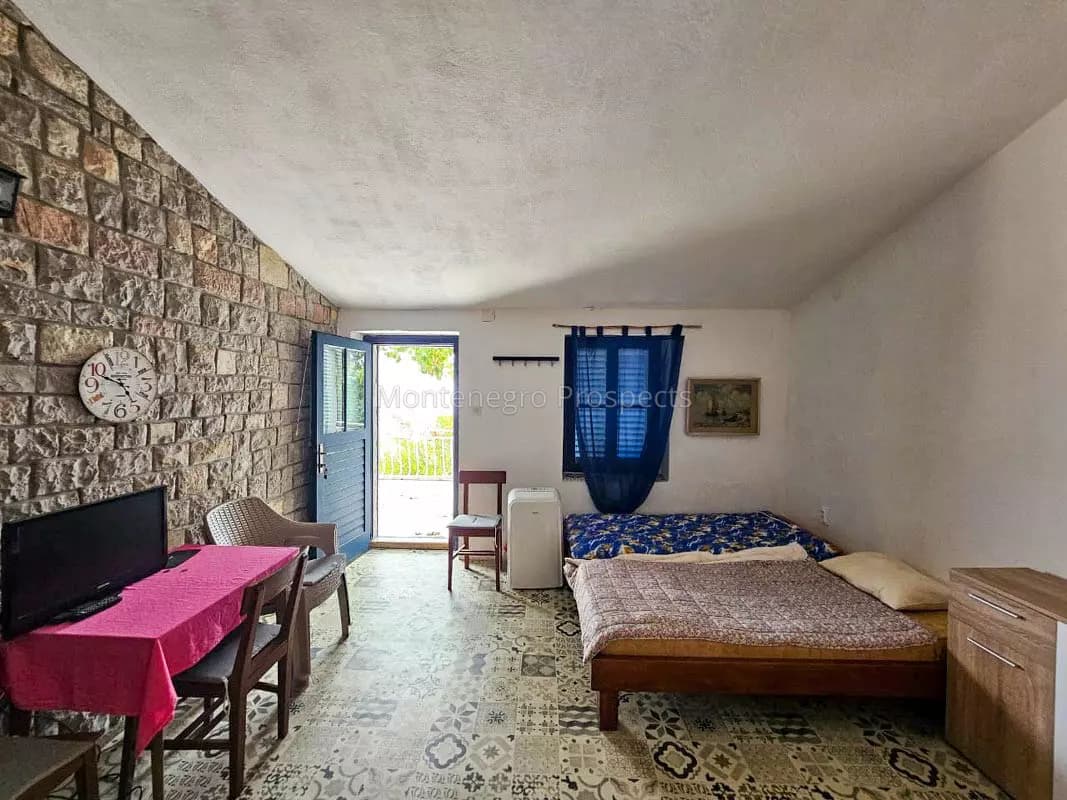 Šarmantna kamena kuća u Reževićima sa pogledom na more