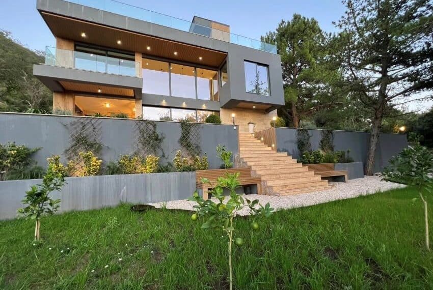 Spectacular three-bedroom family villa with a panoramic sea view, Tivat