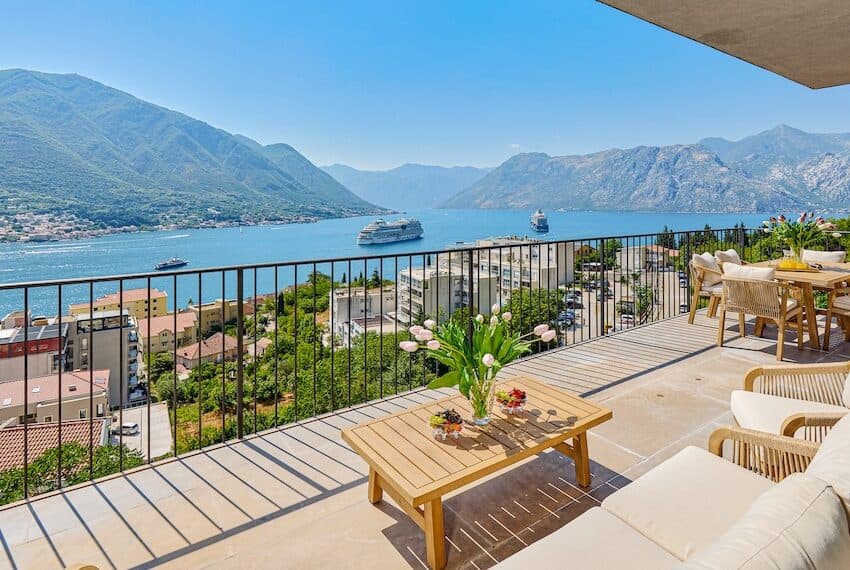 Three-bedroom apartment with panoramic sea views in Dobrota, Kotor Bay