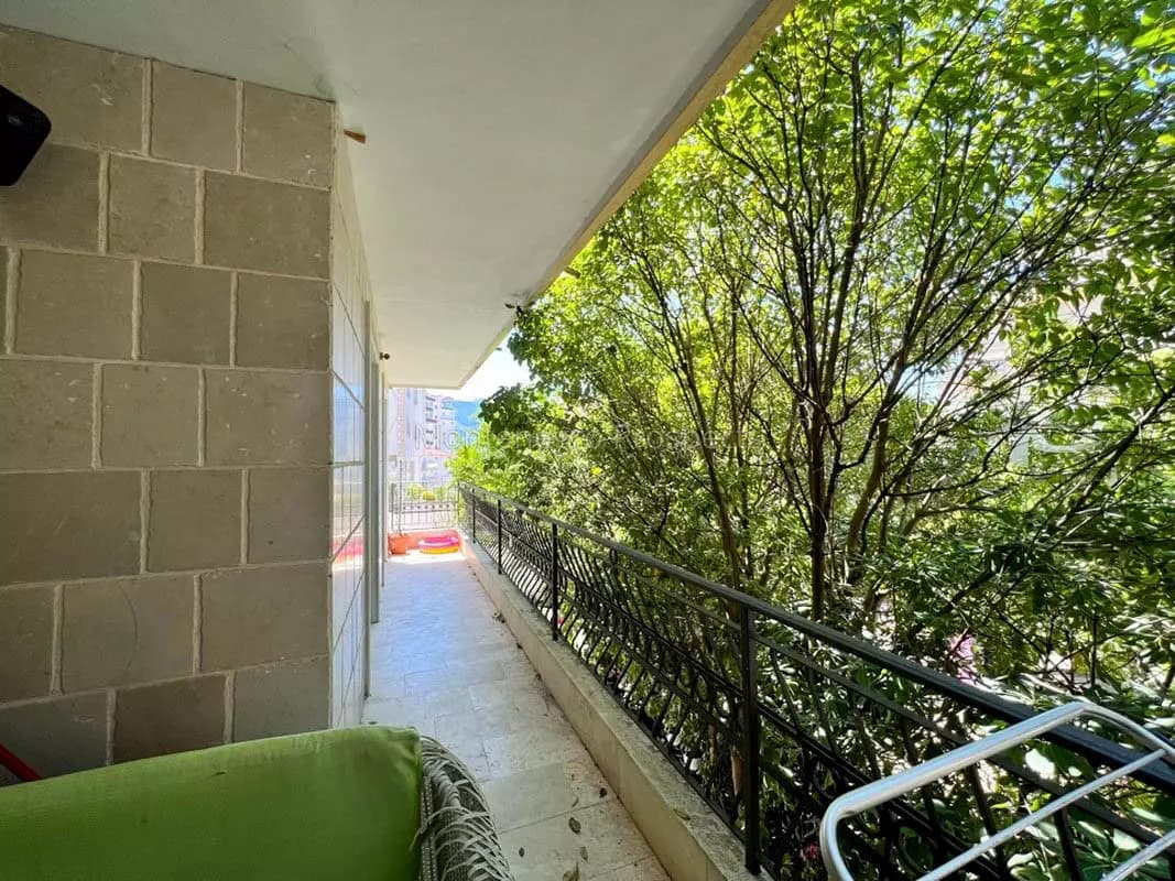 Trosoban stan ispred hotela Splendid u Bečićima