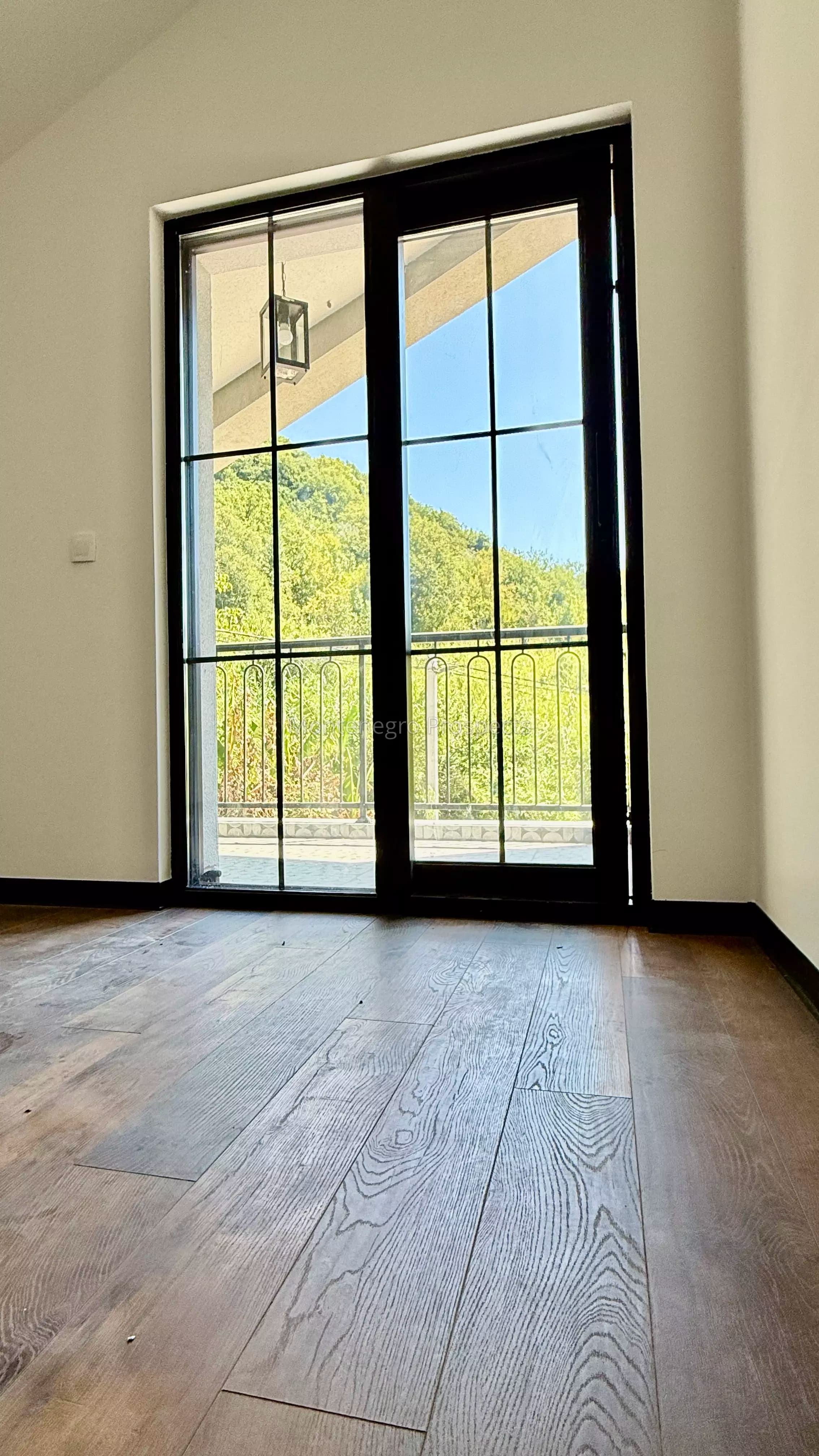 Trosoban stan na poslednjem spratu sa galerijom i panoramskim pogledom na planine, Herceg Novi