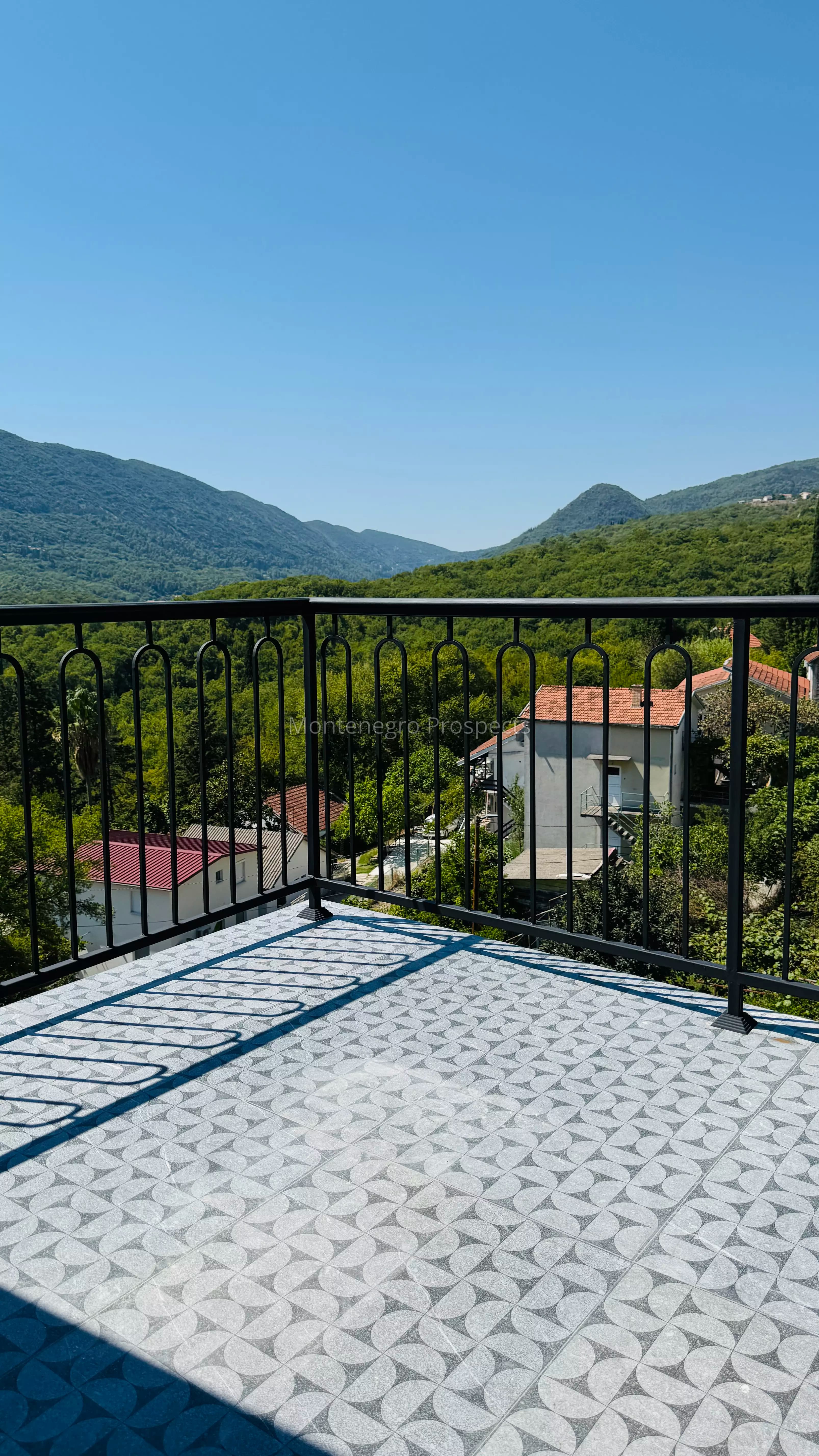 Trosoban stan na poslednjem spratu sa galerijom i panoramskim pogledom na planine, Herceg Novi