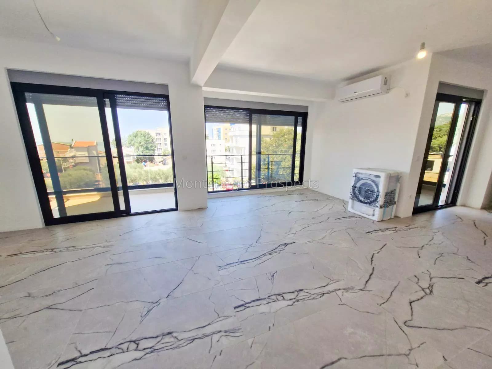 Trosoban stan u novoj zgradi udaljen 200m od mora, Dobra Voda, Bar