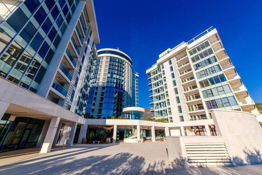 Two-bedroom apartment with sea view in Tre Canne complex in Budva