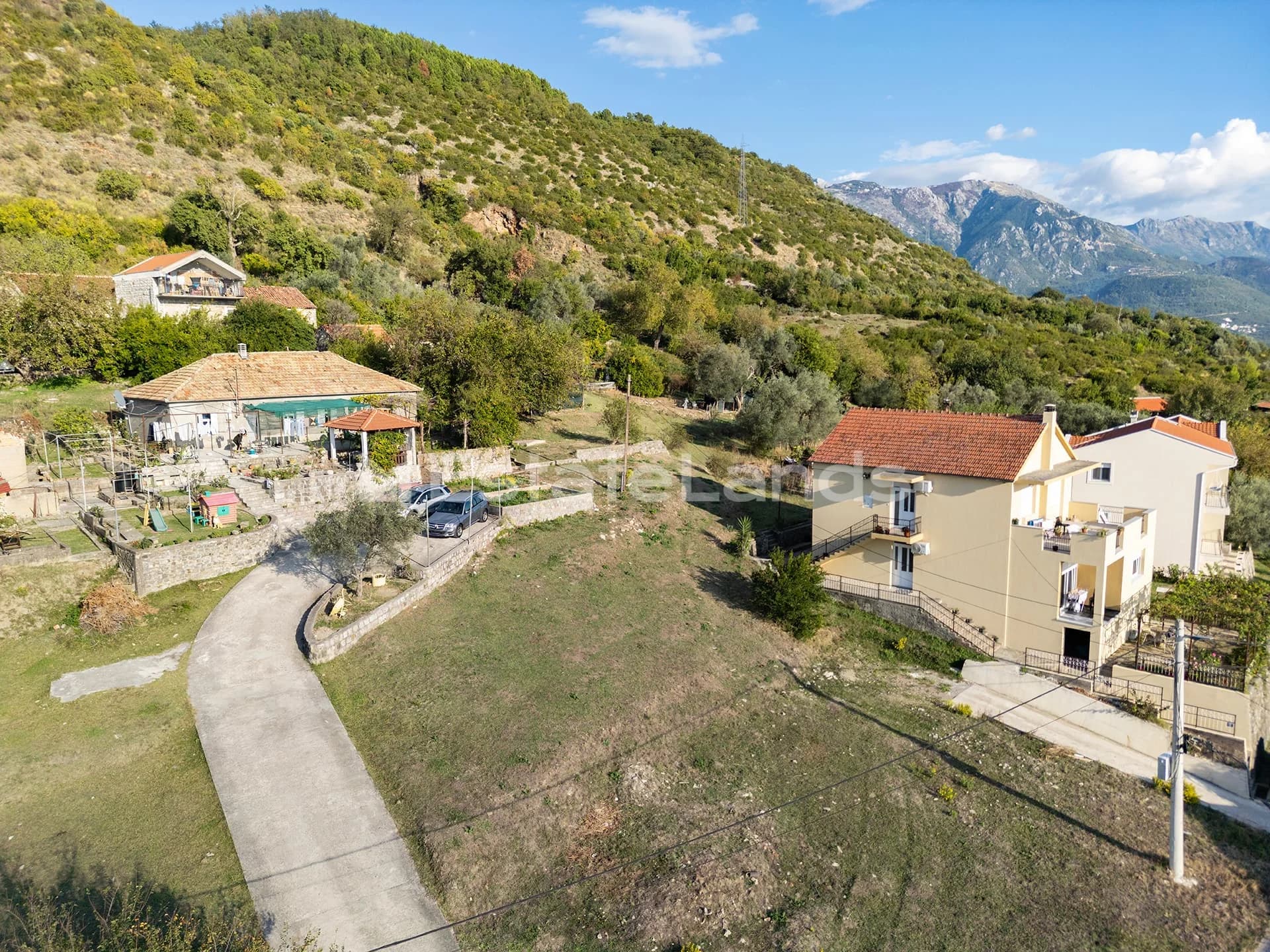 Urbanizovana parcela okružena prirodom, blizu centra