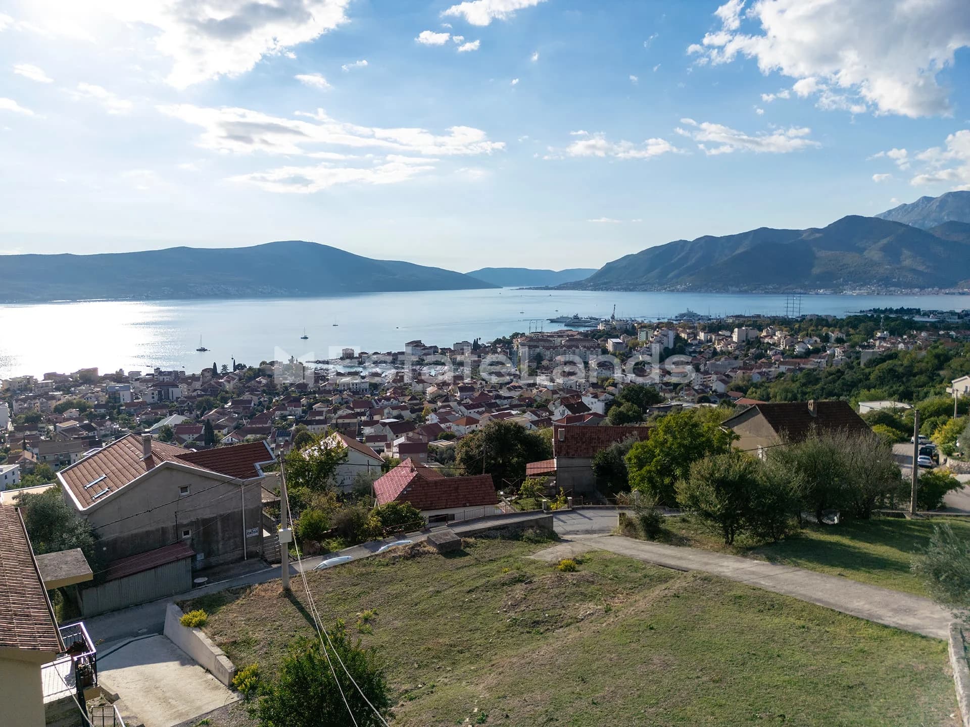 Urbanizovana parcela okružena prirodom, blizu centra