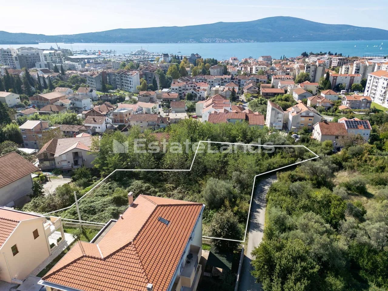Urbanizovano građevinsko zemljište na odličnoj lokaciji sa pogledom na cijeli zaliv, u mirnoj oblasti