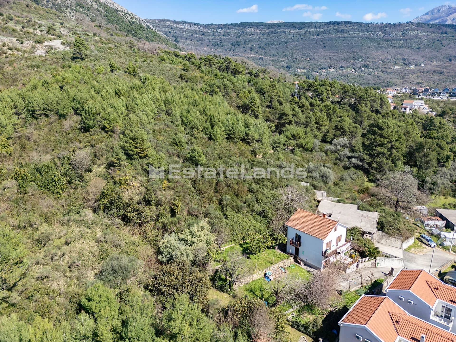 Urbanizovano zemljište u mirnom dijelu Dumidrana sa predivnim pogledom na zaliv, okruženo zelenilom. Idealno za izgradnju vile