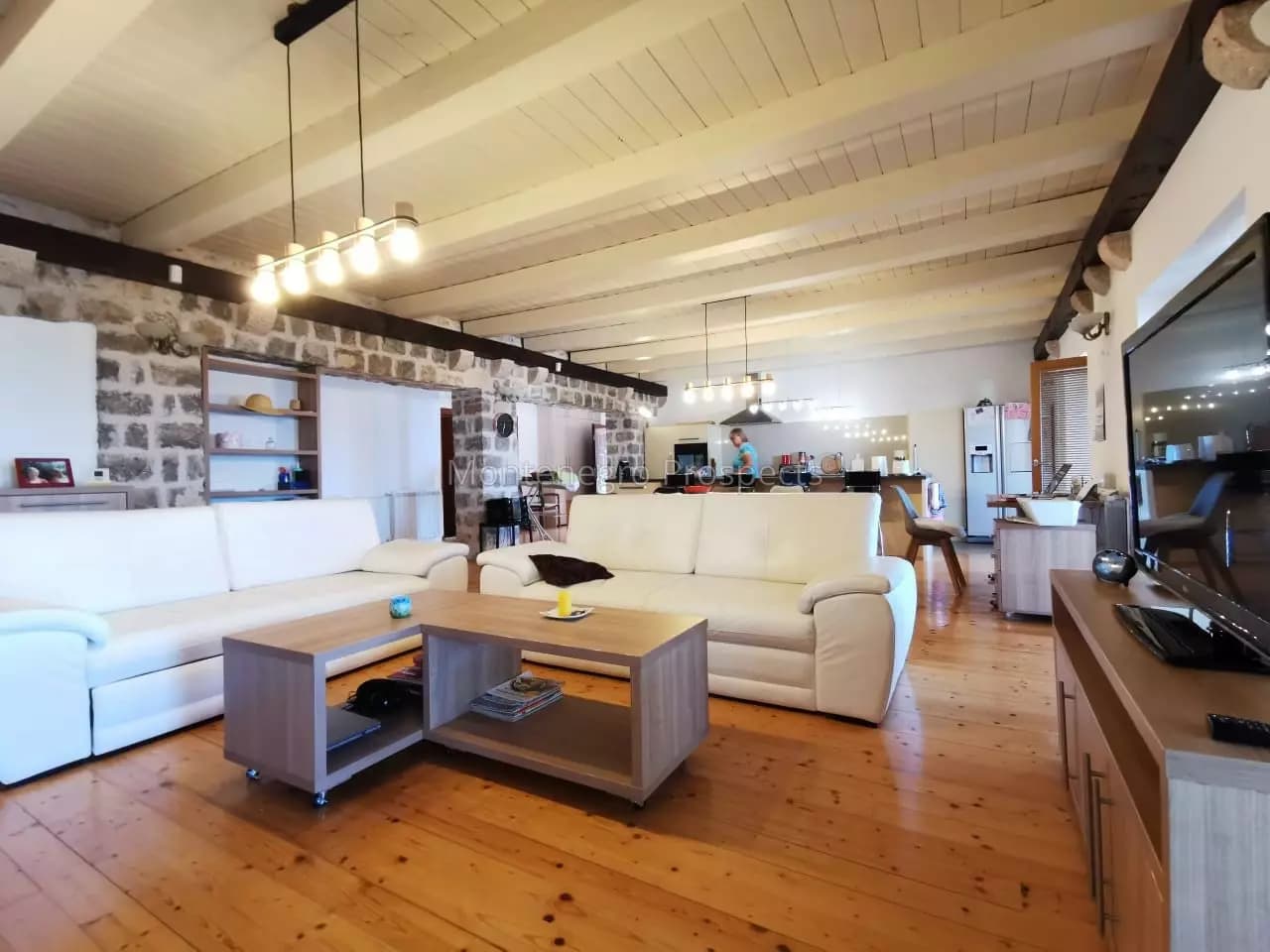 Veličanstvena kamena vila sa bazenom, Kuljače