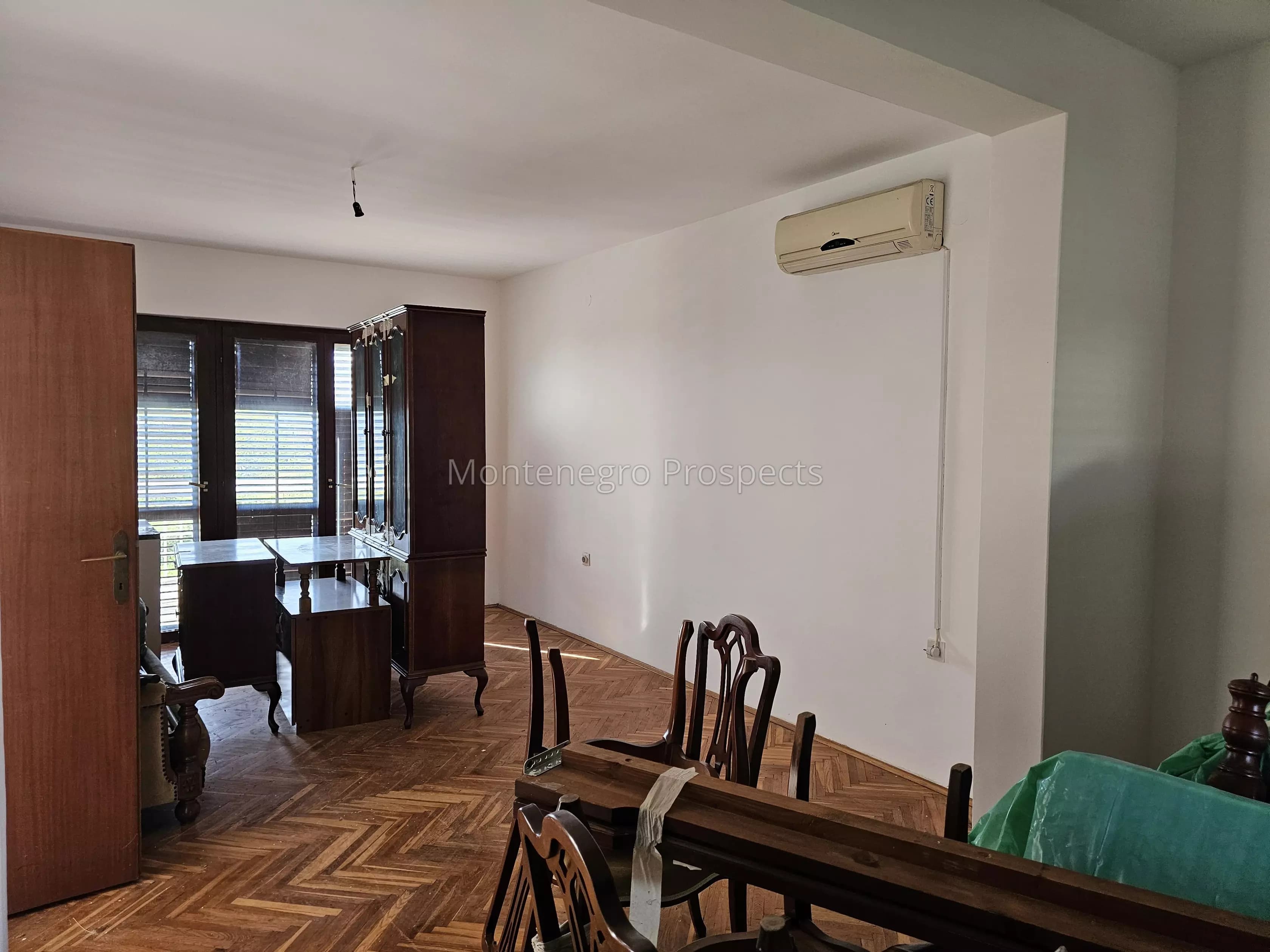 Velika kuća sa garažom i placem, Šušanj