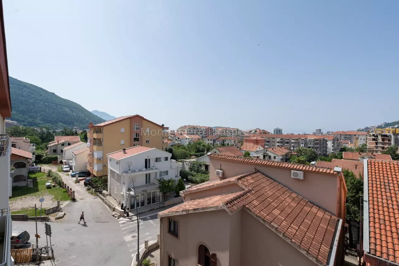 Veliki stan sa četiri spavaće sobe u Budvi