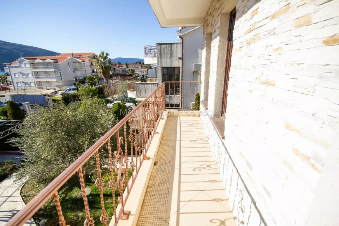 Vila sa bazenom u Đenovićima