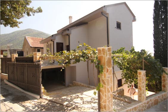 Vila u Lastvi Grbaljskoj br. 693
