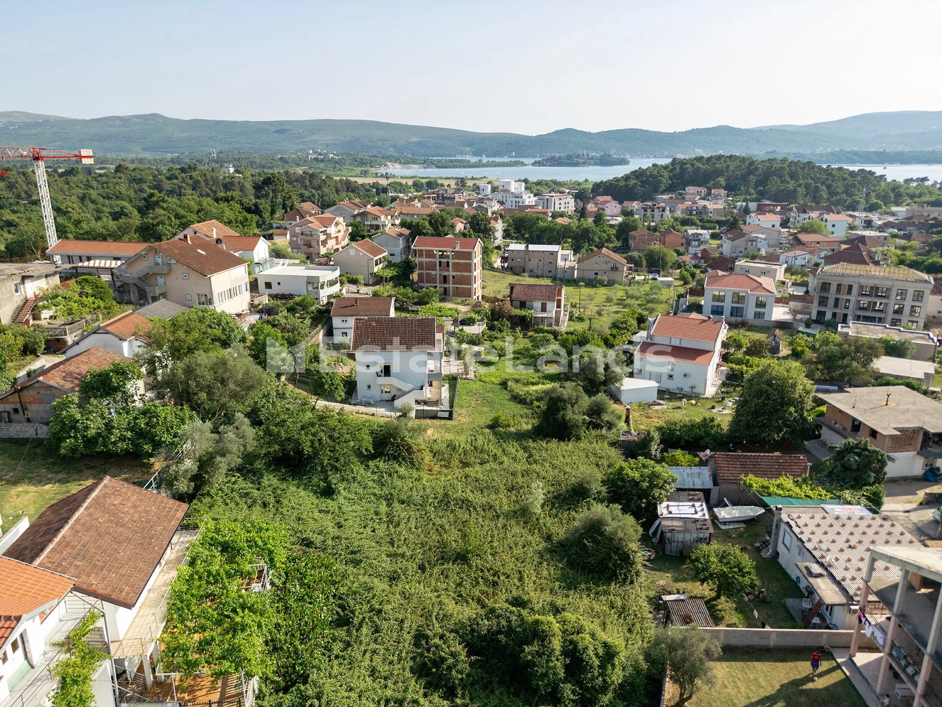 Zemljište na odličnoj lokaciji u mirnom naselju Mrčevac iznad tivatskog zaliva, sa pogledom na more.